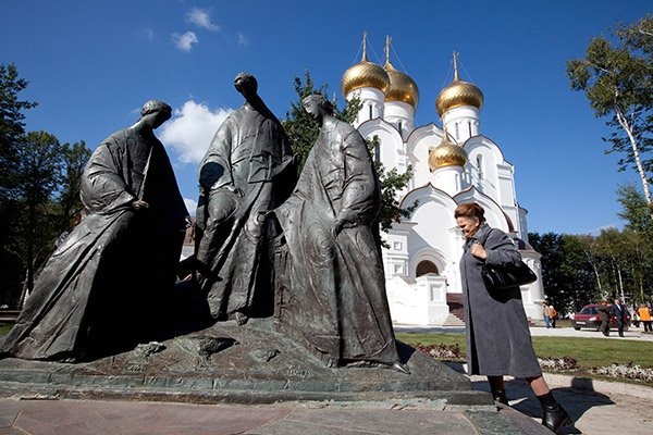    Скульптурная композиция "Святая Троица" у Успенского кафедрального собора в Ярославле. / Илья Питалев / РИА Новости