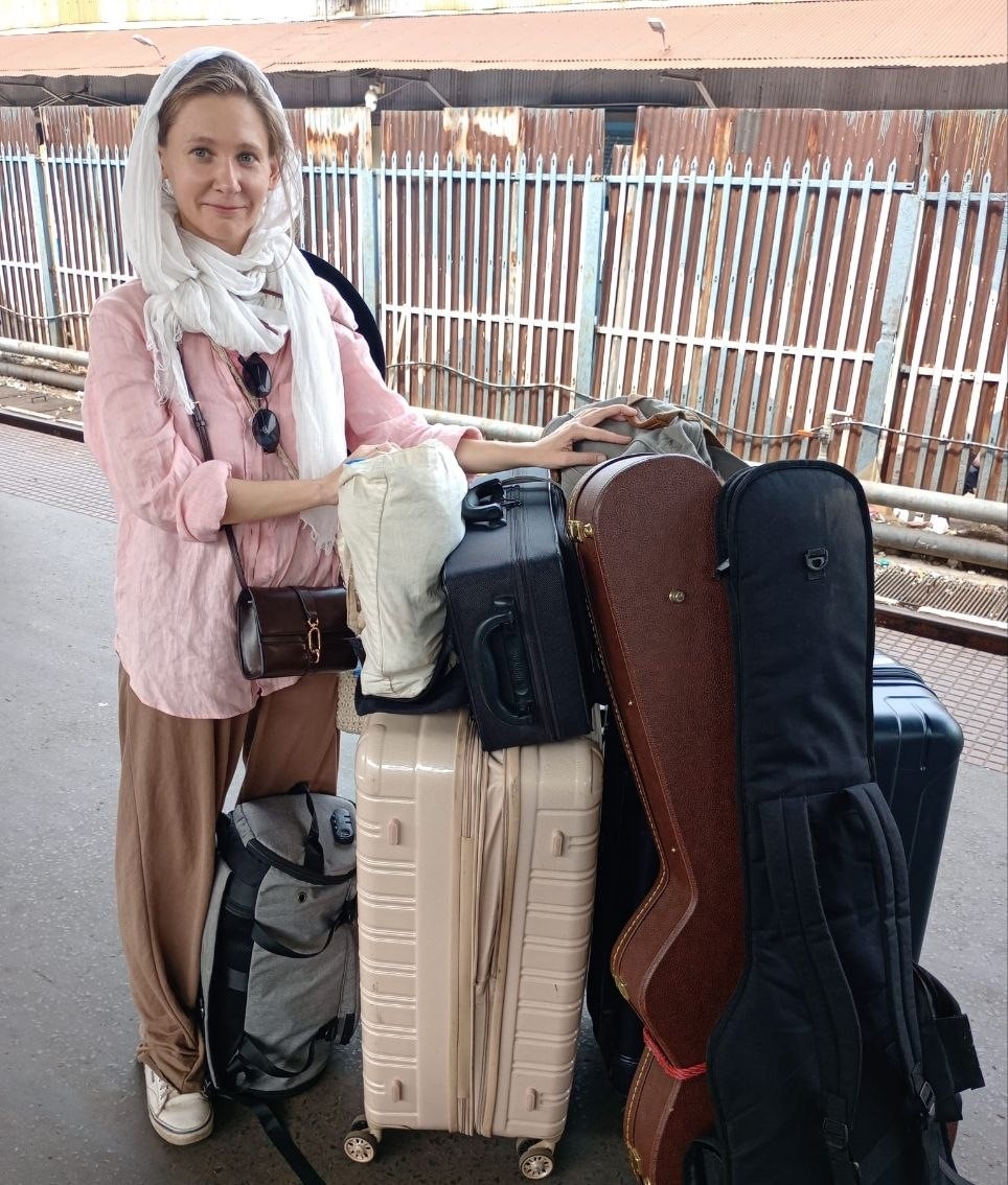 Так выгляжу я, автор этого канала Даша с края света. Здесь весь наш багаж в этом путешествии. Муж занимается музыкой, поэтому помимо чемоданов и рюкзаков, у нас еще две гитары и труба.