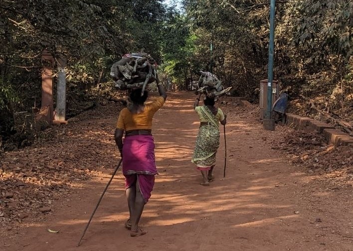 Женщины в горах несут связки дров, но часто и чемоданы туристов так же на голове. А в городе строители носят кладки кирпичей на голове