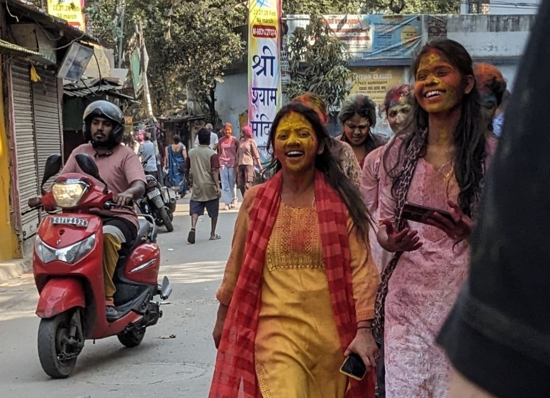 Оставлю тут несколько снимков для понимания местного колорита. Это праздник Холи, когда все бросаются красками и приветствуют начало весны и победу добра над злом