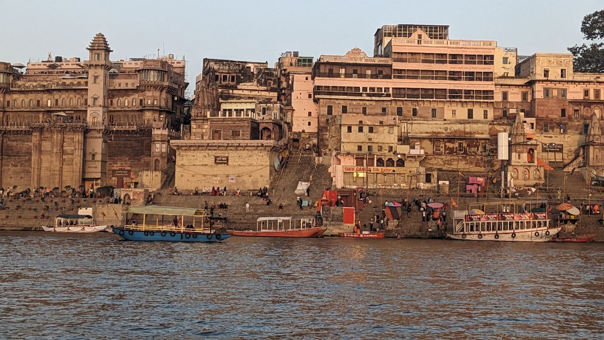 Это Варанаси на рассвете, средневековые гхаты на набережной Ганги, здесь мечтает завершить свой земной путь каждый индуист