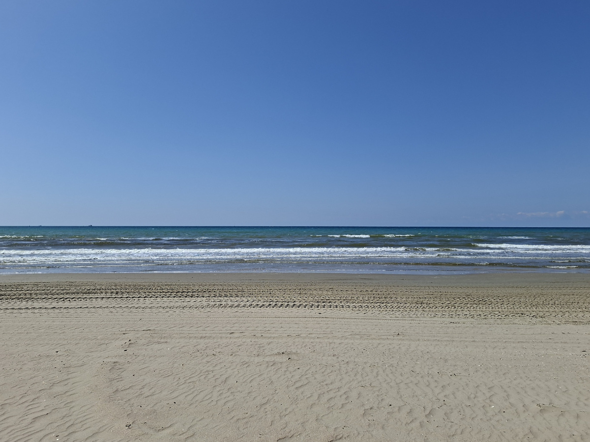 Фото сделано автором 15 апреля, пляж после Гранд Отеля.