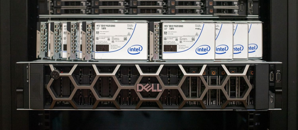 Стоечный сервер Dell PowerEdge с SSD-накопителями Intel
