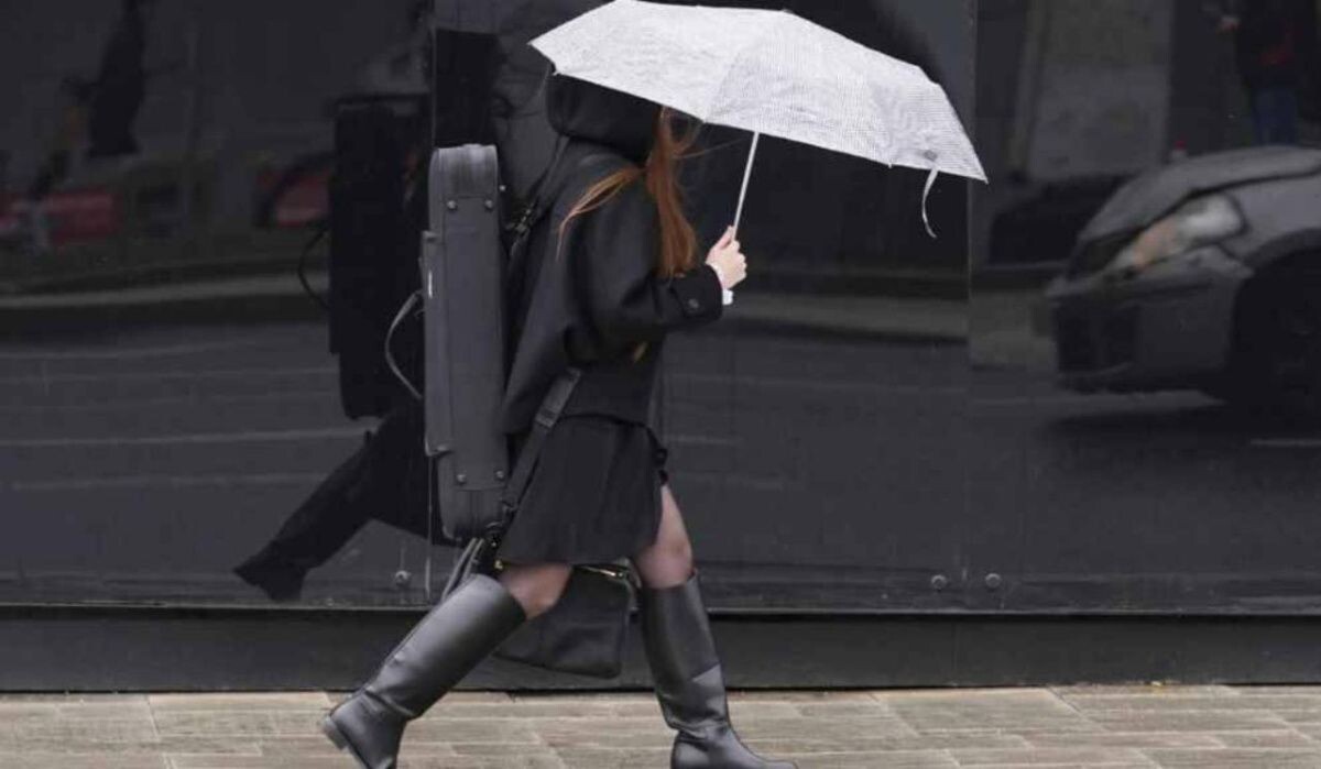     Девушка идёт под зонтом. Источник: 78.ru Автор фото: Эдуард Корниенко