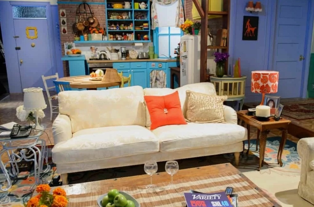 Помните? В сериале “Друзья” диван в квартире Моники стоял именно спинкой к входной двери