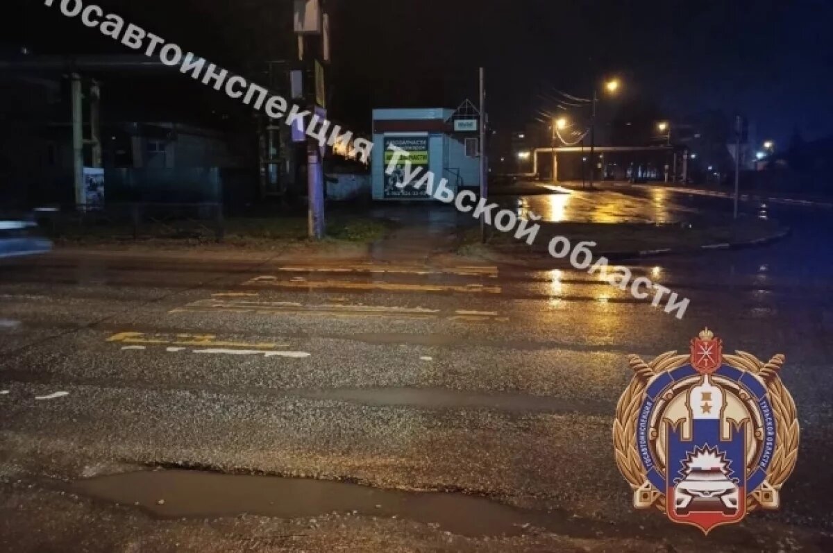    В Новомосковске ночью автомобиль сбил женщину и врезался в ограждение