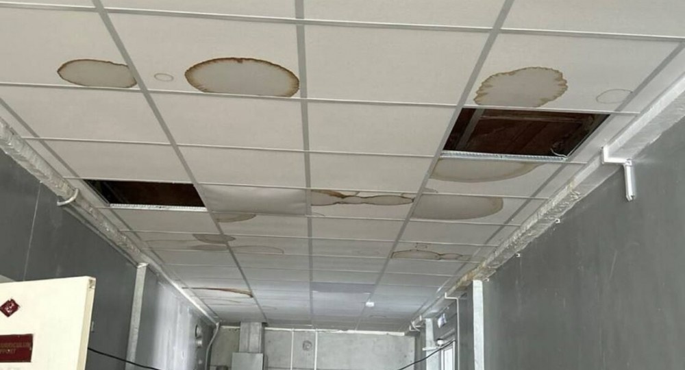 «Отвечать никто не будет»: мэр прокомментировал протекающую после капремонта крышу школы