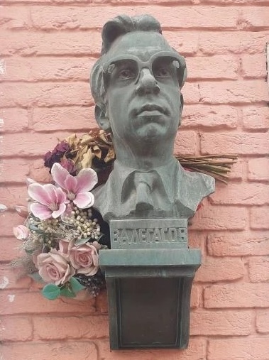 Бюст академика Легасова В.А. на доме №30 по пр. Ленина
