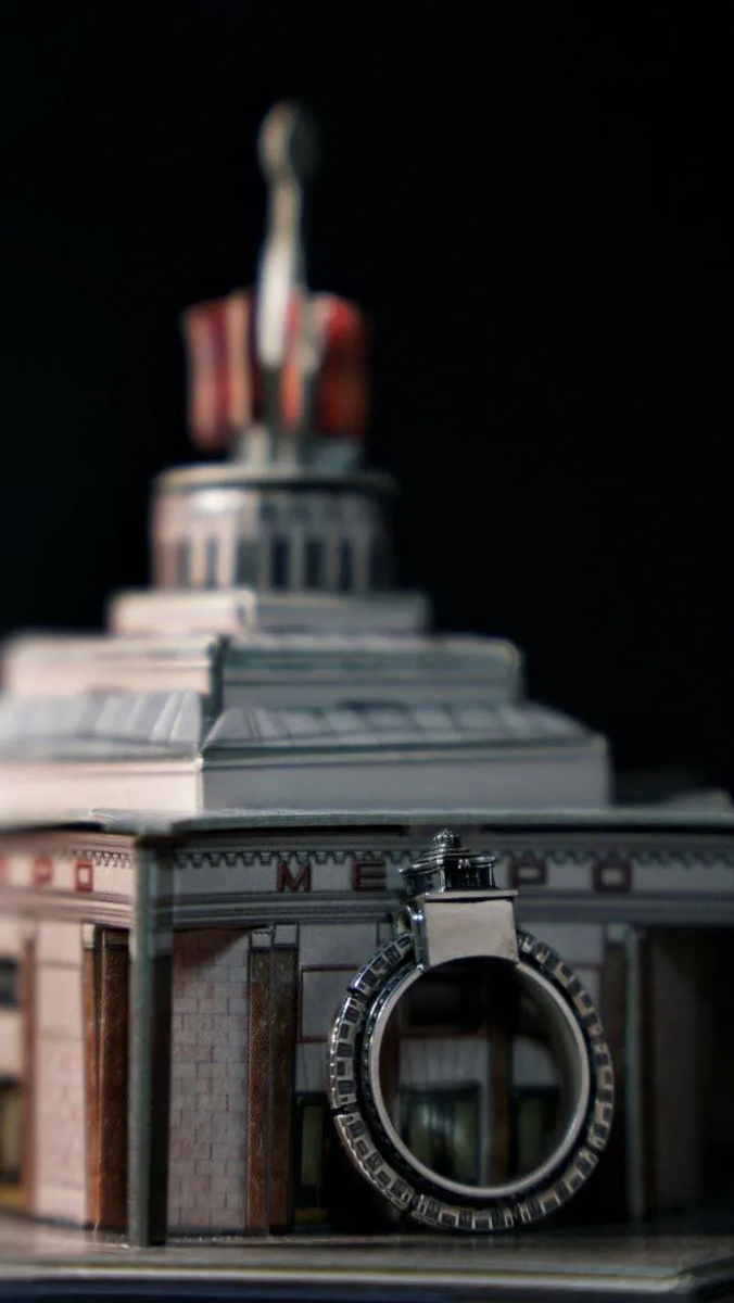 Кольцо перед макетом вестибюля: миниатюра встаёт рядом с миниатюрой— и держит масштаб, не растворяясь.