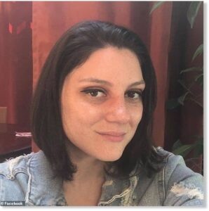 Эми Эскридж (на фото) была учёным, занимавшейся исследованиями антигравитационных технологий, и скончалась в 2022 году в возрасте 34 лет.