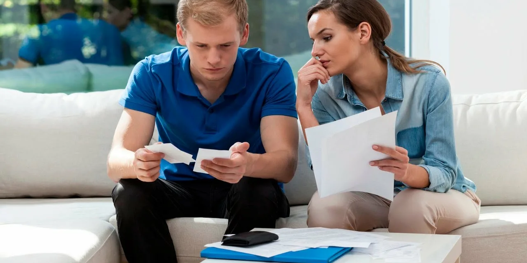 Она нашла в гараже тайник мужа с документами на одиноких стариков