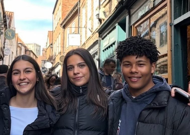 Пенси Паркинсон, Пенелопа Кристал и Майлза Блетчли прогулялись по парку Гарри Поттера