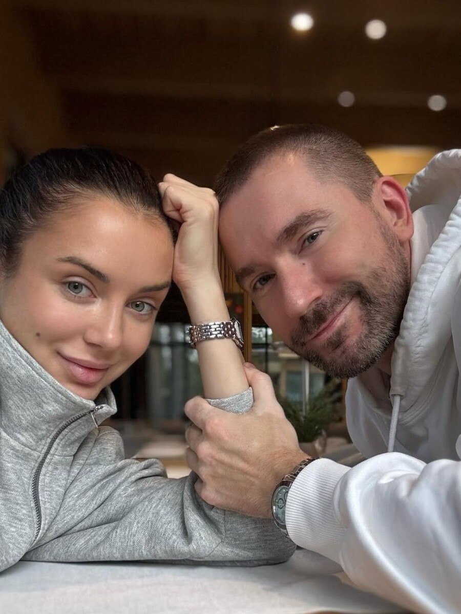    Олег Винник с супругой. Источник: @gelovinnik*