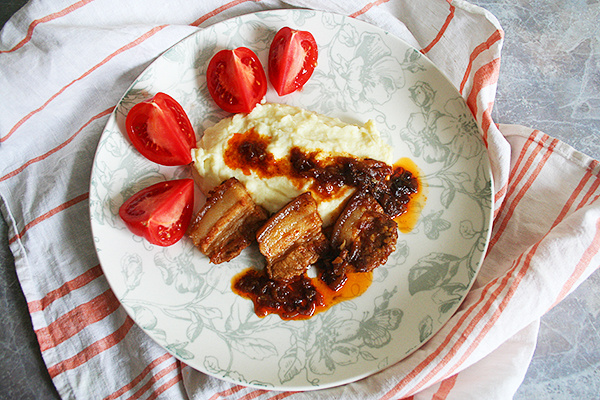 Свиная грудинка, тушёная с луком