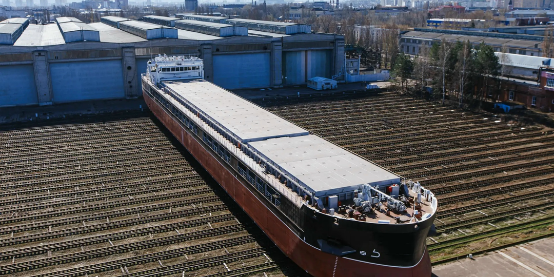 Практически синхронно, но в разных регионах страны, прошло значимое событие для российского флота: на воду спустили современные суда