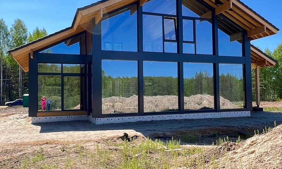 Открытые пространства, стекло и дерево дают вау-эффект визуально — но почти всегда создают проблему со звуком.