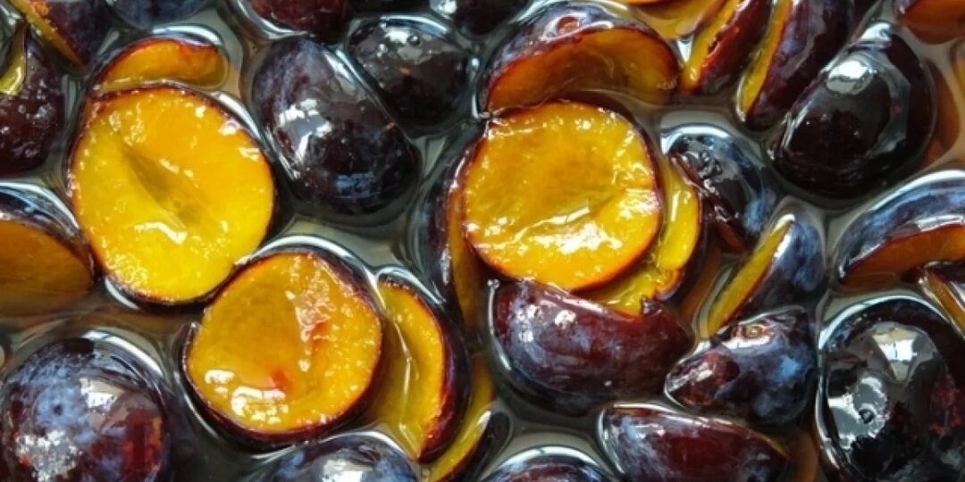 Сливы-убийцы? Пенсионерка попала на операционный стол, съев тарелку фруктов