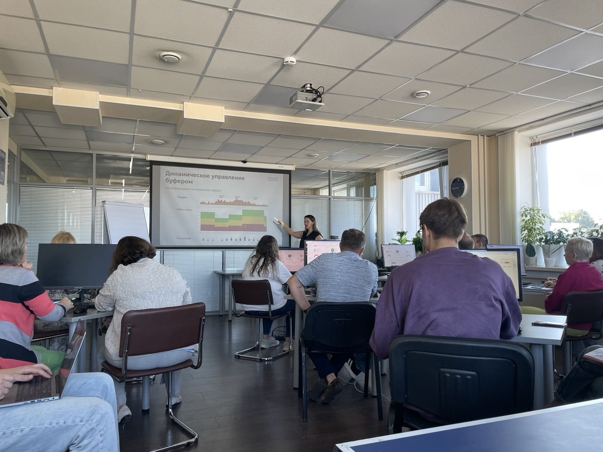 Альбина Бондарева, руководитель проектов StockM, проводит обучение для компании