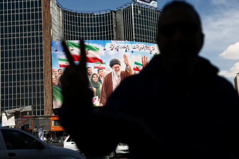 Рекламный щит с изображением покойного аятоллы Али Хаменеи, Тегеран, Иран, апрель 2026 года. Маджид Асгарипур / Информационное агентство Западной Азии / Reuters.