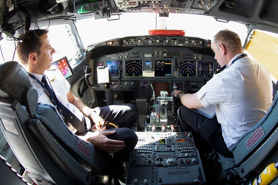    Пилоты в кабине "Боинга-737". Фото: Matt Leane/Shutterstock/Fotodom