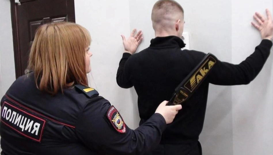 Полицейские задержали курьера телефонных аферистов