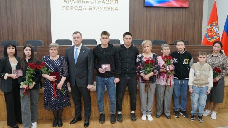   В Бузулуке семьям павших бойцов СВО передали ордена и медали Оренбуржье