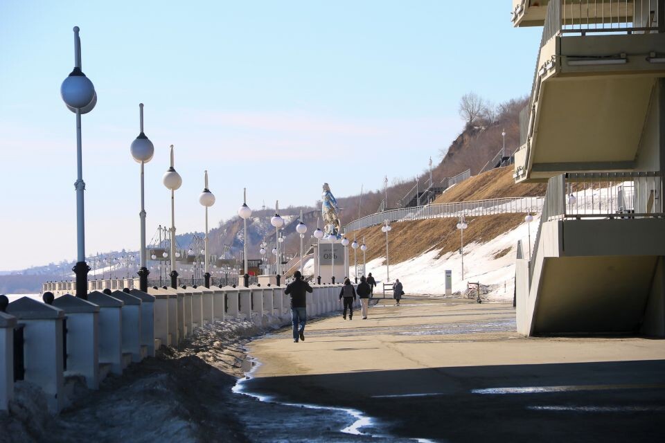    Погода. Весна. Набережная.. Источник: Виталий Барабаш/"Толк"