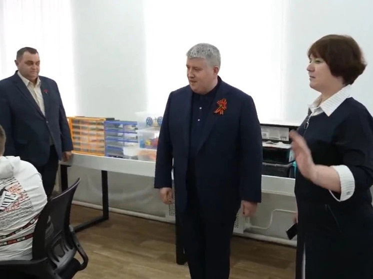     Несколько лет назад компьютерный класс полностью обновили и закупили новое оборудование. Фото: скриншот видео губернатора Новгородской области Александра Дронова в мессенджере MAX