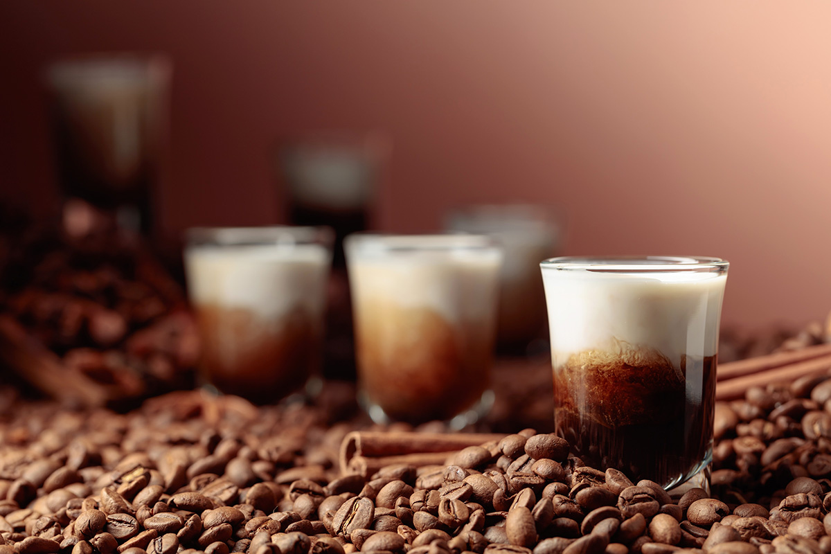 Igor Normann / Shutterstock / FOTODOM📷В каждой порции ликера оказывается 2/3 кофейной и 1/3 сливочной части