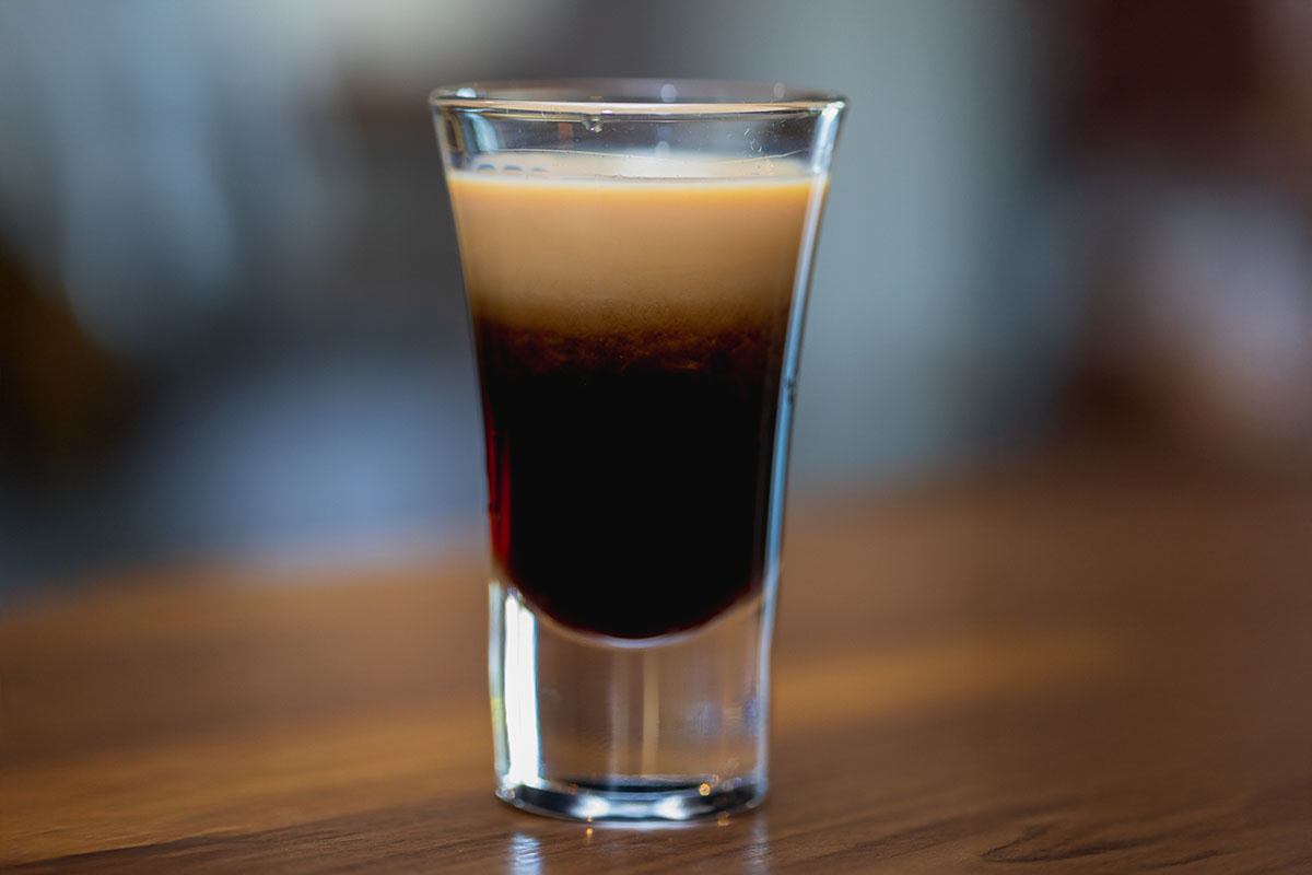 Iacob Cupcea / Shutterstock / FOTODOM📷Этот напиток можно подавать и самостоятельно в виде дижестива или даже полноценного десерта, если дополнить подачу сезонными фруктами без явной кислоты