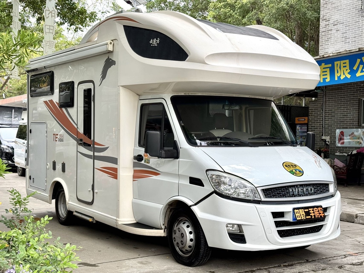 Автодом Iveco Daily 2019, вид со стороны входной двери и тента. Дом на колёсах из Китая с жилым модулем и удобной посадкой. Подробнее в avtodom16