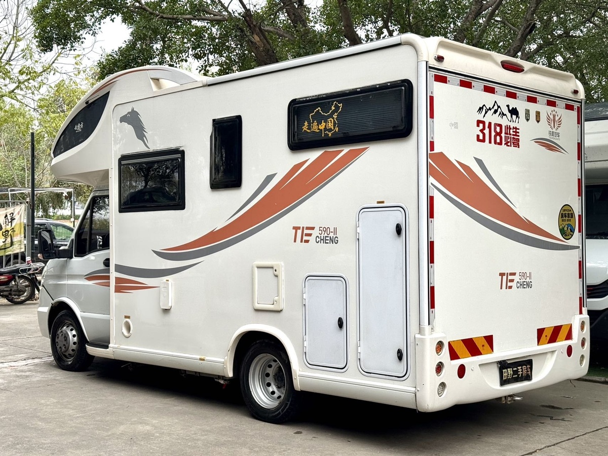 Задняя часть автодома Iveco Daily Baodi Jinghang. Китайский автодом с багажными отсеками, жилым модулем и классической компоновкой. Подробнее в avtodom16