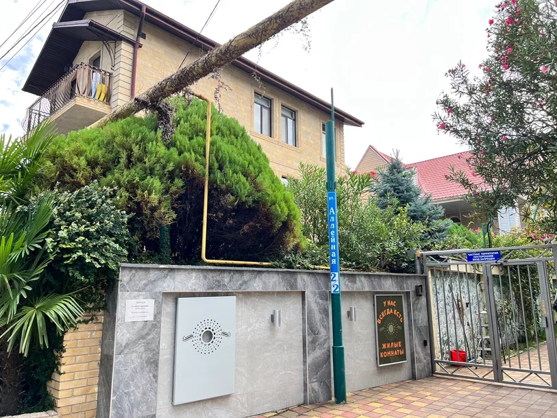 В Курортном Городке проще всего снять жилье в частном секторе. Типичные гостевые дома выглядят вот так. Простенько, но зелено, зато чаще всего есть общая кухня, постирочная, а иногда идаже бассейн или парковка во дворе