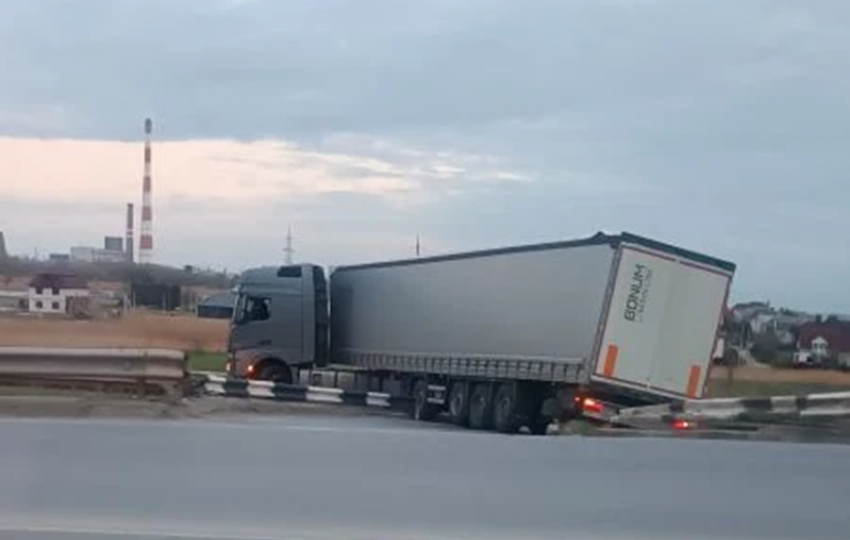 Уникальное ДТП: «раскоряченная» фура перпендикулярно перекрыла заезд на путепровод в Волгодонске
