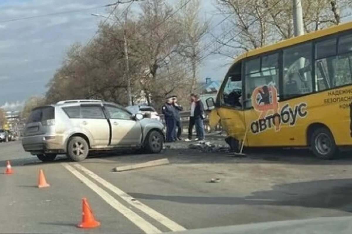    Девять человек, включая ребёнка, госпитализированы после столкновения