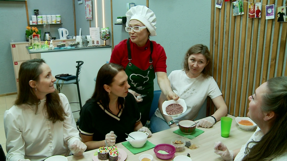 Елена проводит мастер-класс в студии сбалансированного питания