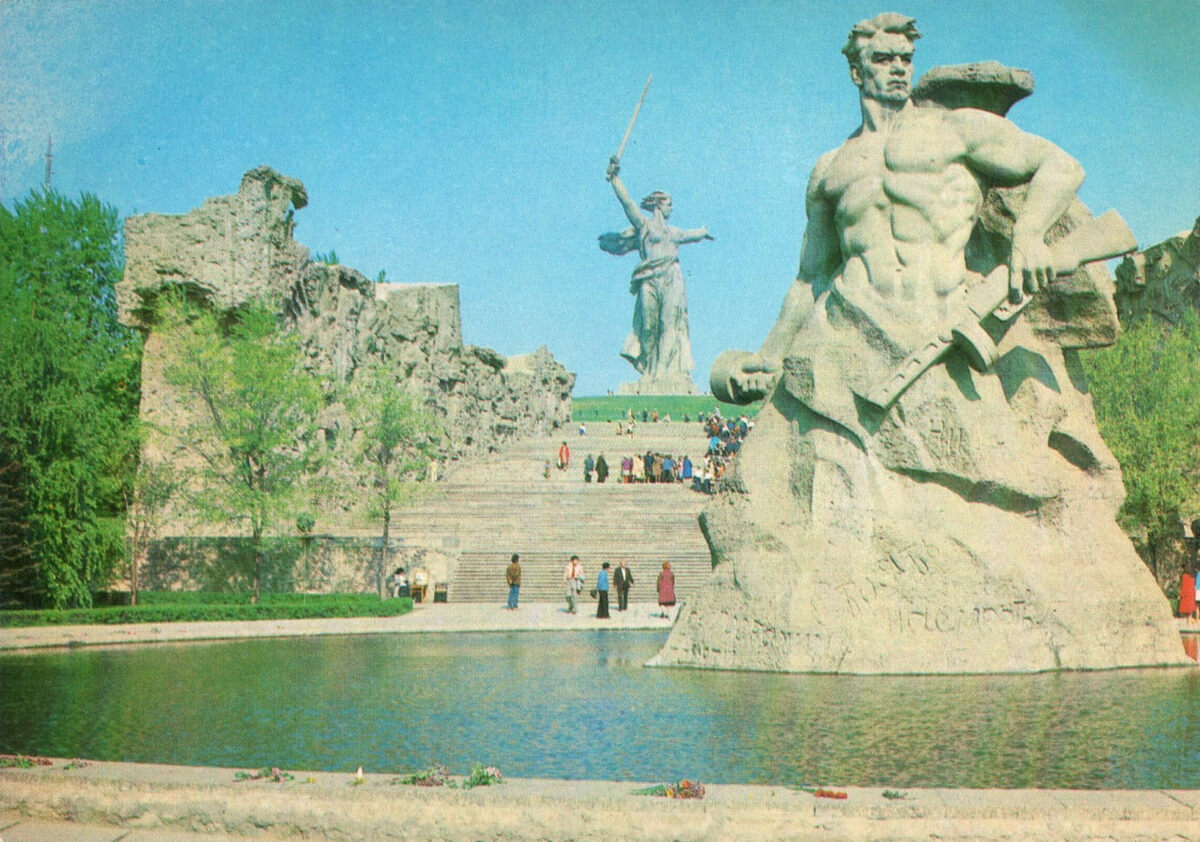 Мамаев курган. Скульптура «Стоять насмерть»