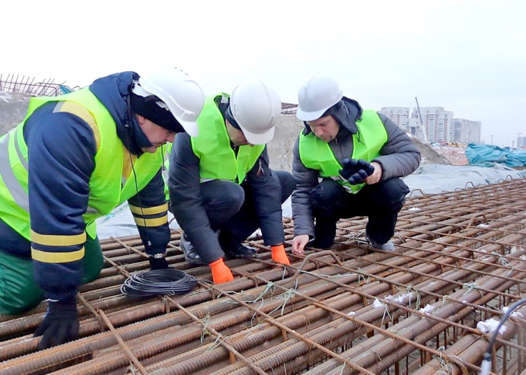 Рис. 1. Авторы статьи (справа – Белый А.А., посередине – Павлов Е.И.) при монтаже датчиков СМИК на одном из строящихся объектов