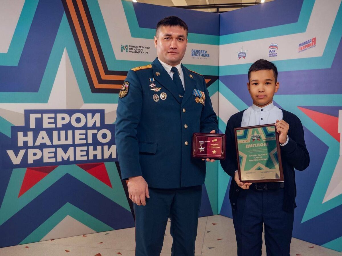 На фото: 2022 год. Казань. На церемонии награждения медалью «Герой нашего времени». Самат Курмангалиев с сыном Артуром. Фото из личной страницы в социальных сетях.