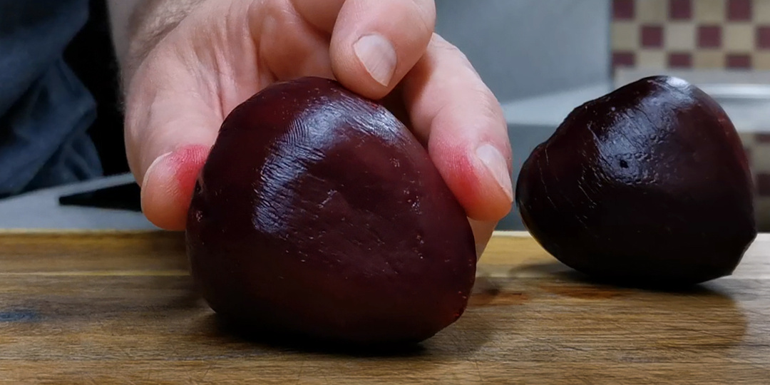 Такой салат со свеклой вы еще не пробовали. Новый рецепт хоть на ужин, хоть на праздник, ну очень вкусное сочетание ингредиентов