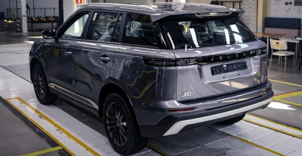 Новый отечественный кроссовер сошёл с конвейера завода GM: что за модель и сколько стоит