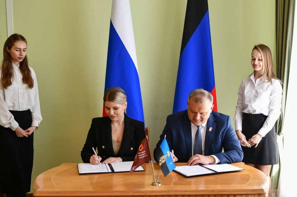    Администрация Донецка и многофункциональный центр предоставления государственных и муниципальных услуг ДНР заключили соглашение о сотрудничестве. Фото: ТГ/Кулемзин