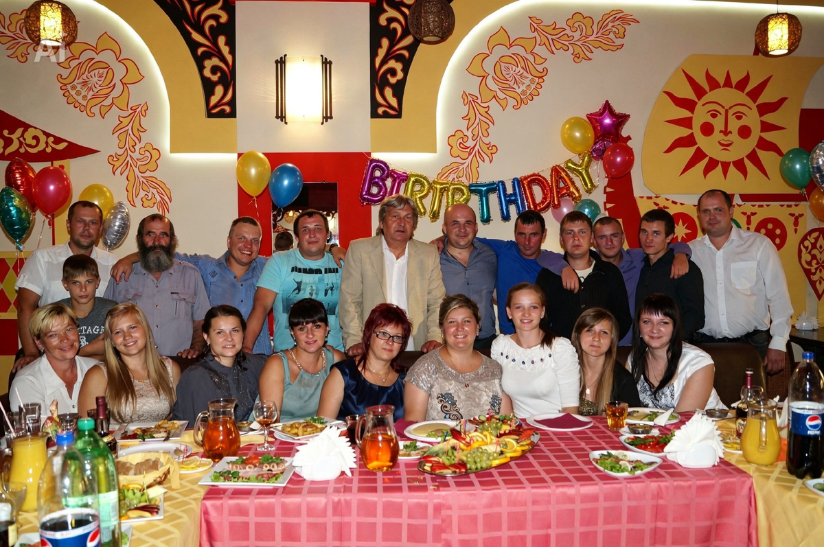 Друзья и семья во время празднования наших дней рождений с мужем