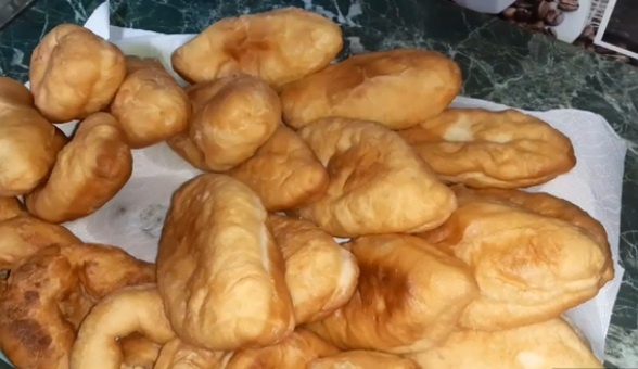 Пирожки с капустой, картошкой и мясом.