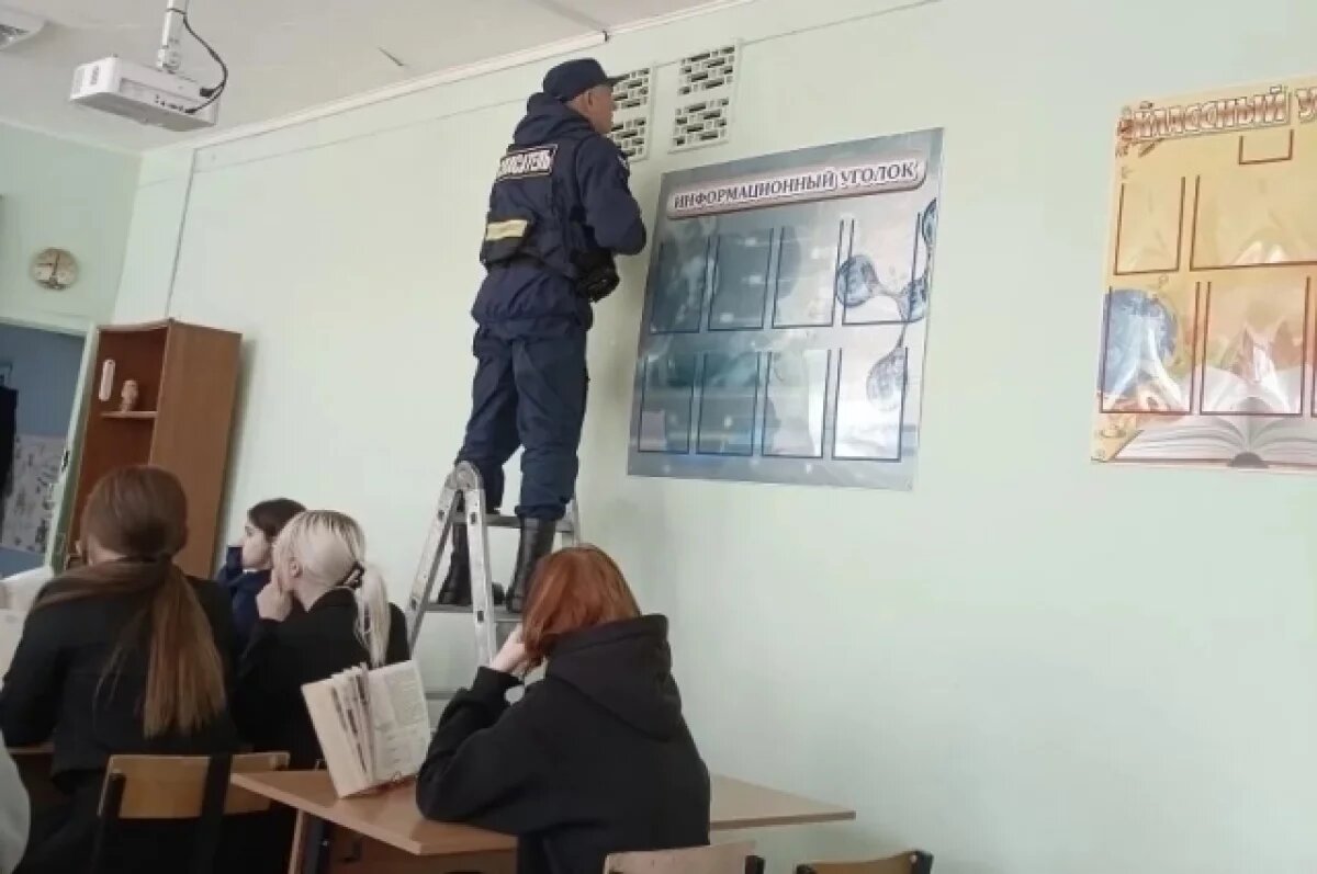    Астраханские спасатели вызволили котенка из вентиляции прямо во время урока