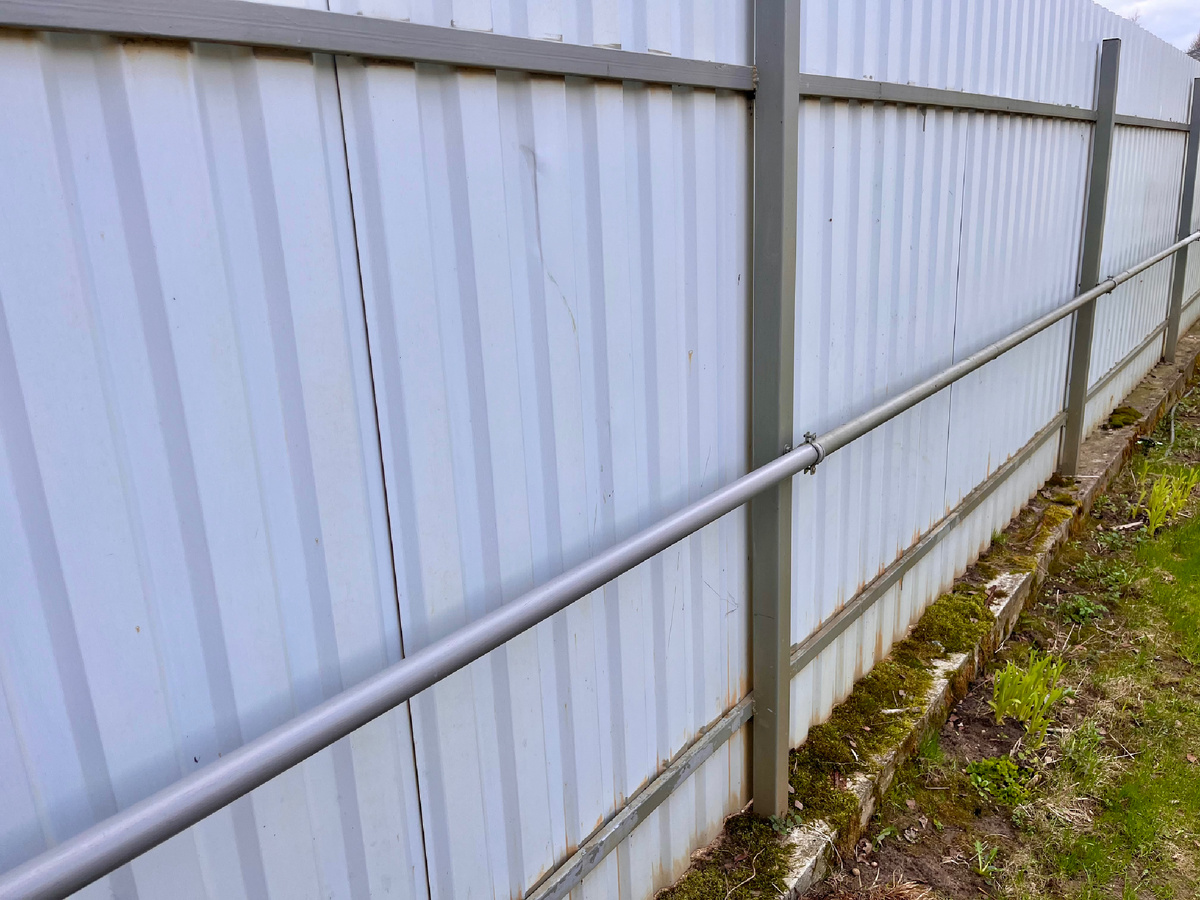 Помыла забор)