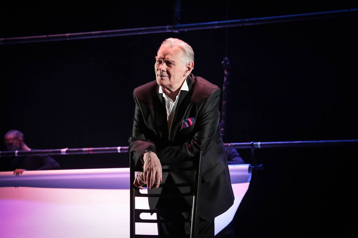    Сцена из спектакля «Из пустоты... (Восемь поэтов)»