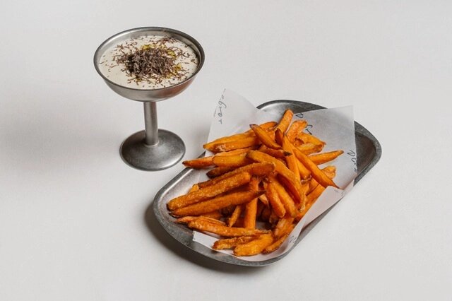    Батат фри — это хрустящая закуска, которая может служить как самостоятельным блюдом, так и гарниром. Фото: Винное бистро «Дебют»