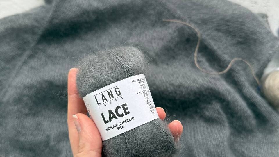 Мы очень долго думали, что написать про этот мохер, про паутинку, про цвета и деликатный люрекс… Но ничего, кроме слова «нежнейший» к нам в