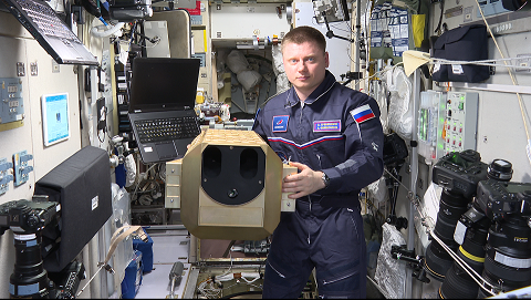 Космонавт Александр Гребёнкин на борту МКС с «Гиперспектрометром»